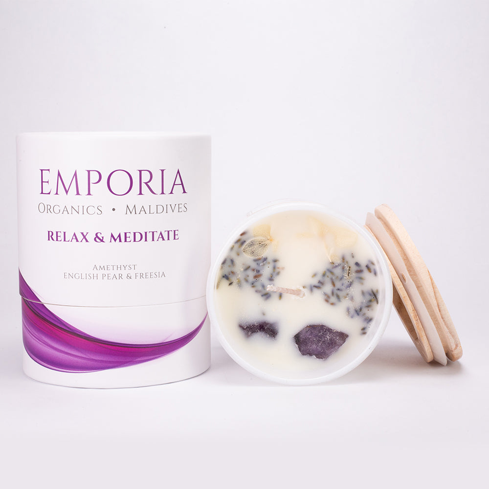 Lumânare de Sticlă Emporia Organics: Maldive - RELAXAȚI-VĂ & MEDITA, cu ametist și parfum pară englezească și frezie, 100% ceară de soia, 230g,