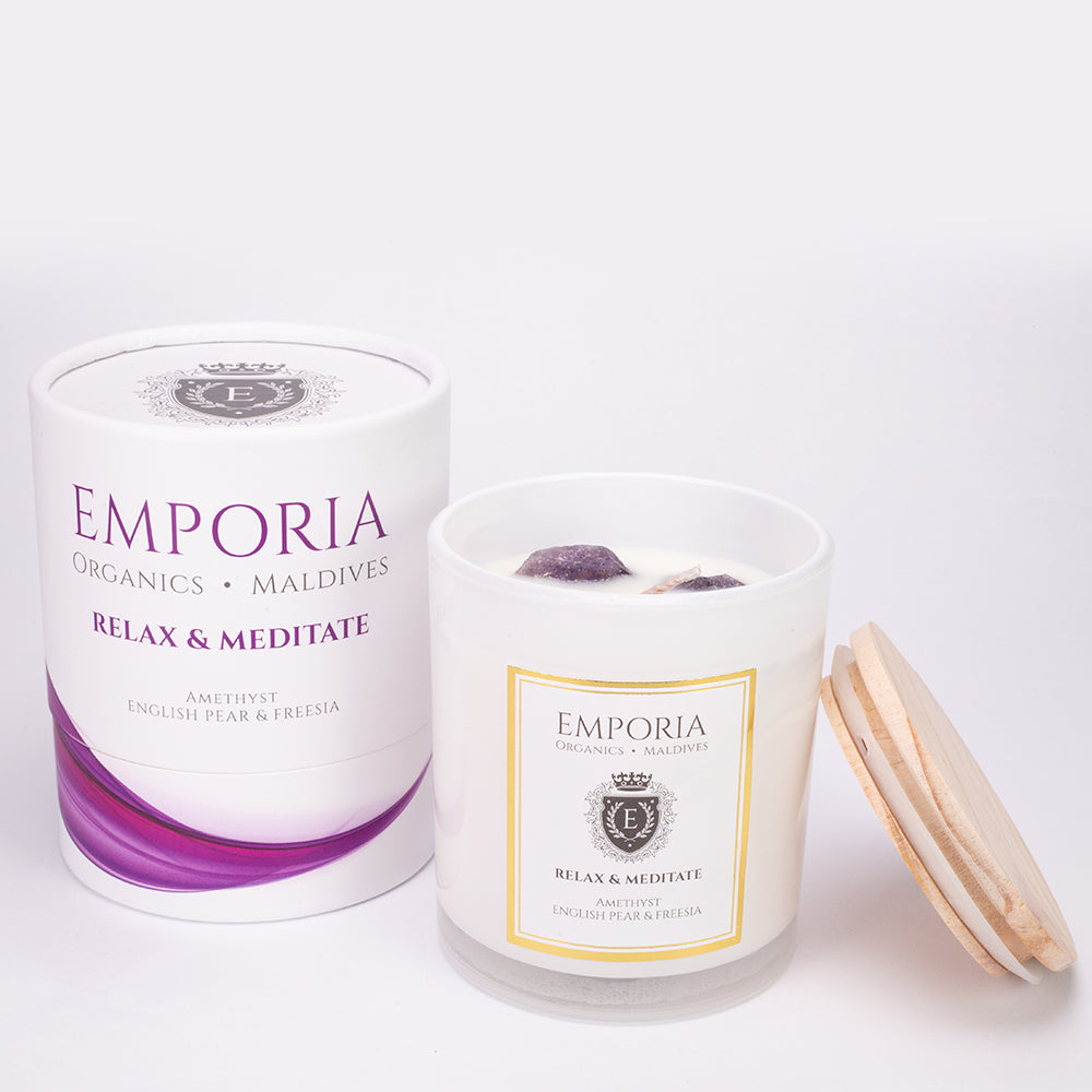 Lumânare de Sticlă Emporia Organics: Maldive - RELAXAȚI-VĂ & MEDITA, cu ametist și parfum pară englezească și frezie, 100% ceară de soia, 230g,