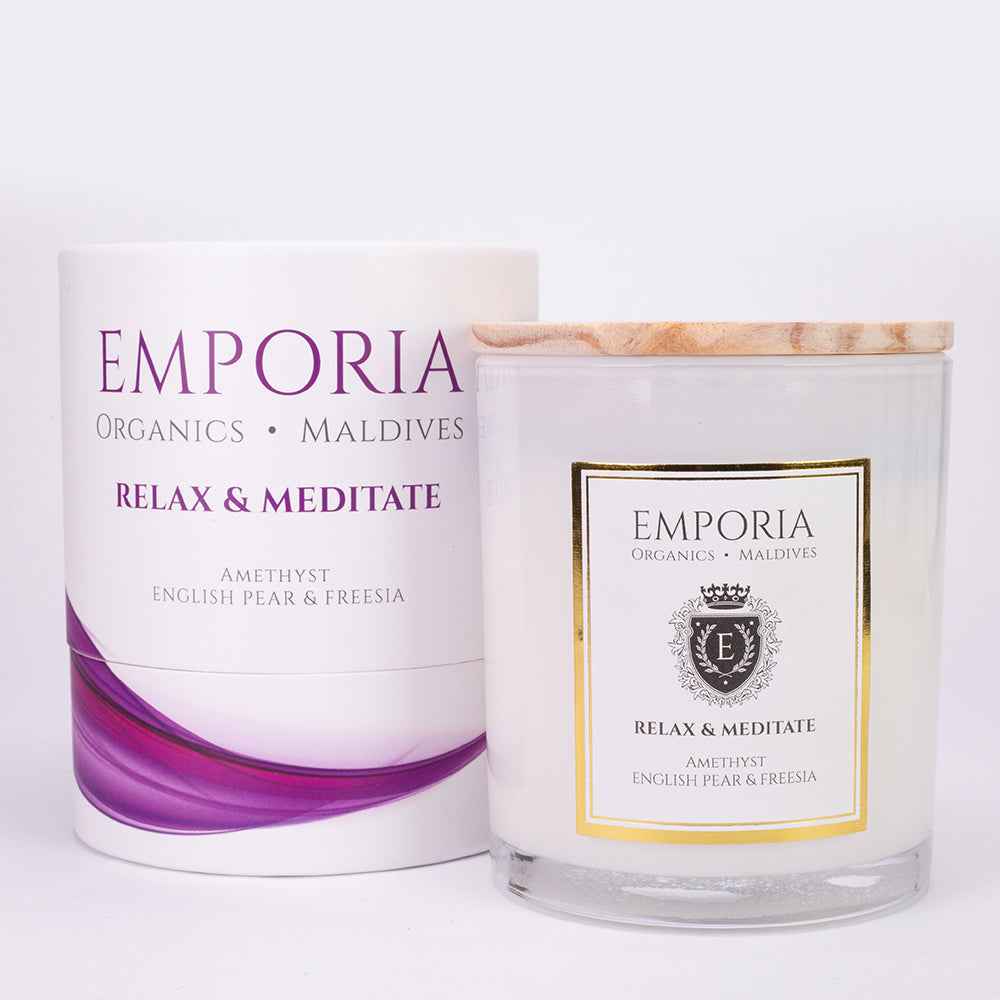 Lumânare de Sticlă Emporia Organics: Maldive - RELAXAȚI-VĂ & MEDITA, cu ametist și parfum pară englezească și frezie, 100% ceară de soia, 230g,