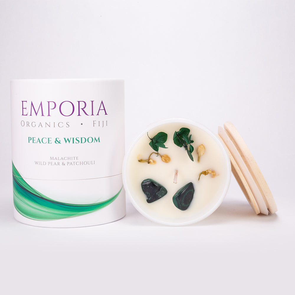 Lumânare de Sticlă Emporia Organics: Fiji - PACE & ÎNŢELEPCIUNE, cu malachit, aromă de pară sălbatică și patchouli, 100% ceară de soia, 230 g