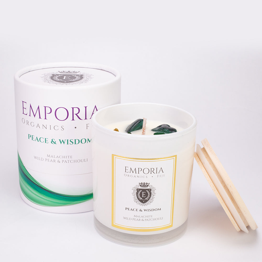 Lumânare de Sticlă Emporia Organics: Fiji - PACE & ÎNŢELEPCIUNE, cu malachit, aromă de pară sălbatică și patchouli, 100% ceară de soia, 230 g