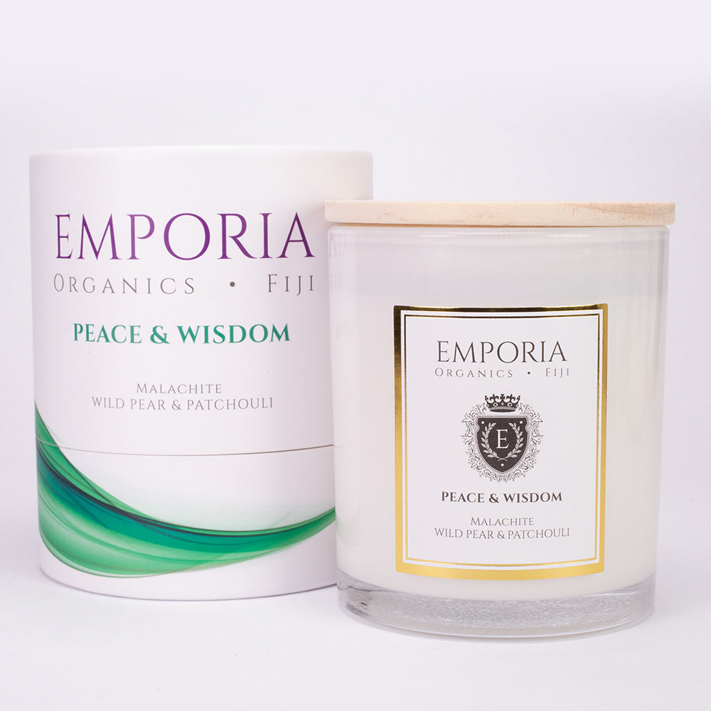 Lumânare de Sticlă Emporia Organics: Fiji - PACE & ÎNŢELEPCIUNE, cu malachit, aromă de pară sălbatică și patchouli, 100% ceară de soia, 230 g