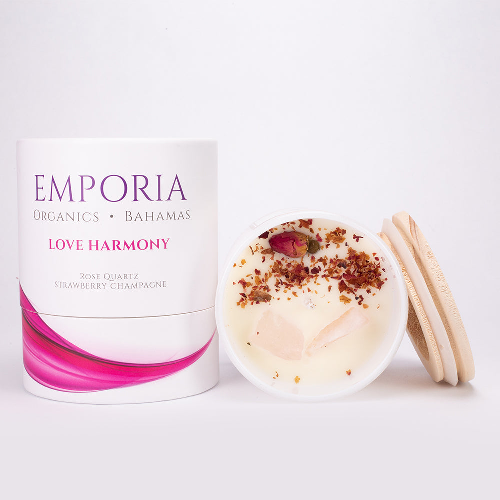 Lumânare de Sticlă Emporia Organics: Bahamas - DRAGOSTE & ARMONIE, cu cuarț roz, aromă de căpșuni și șampanie, 100% ceară de soia, 230 g