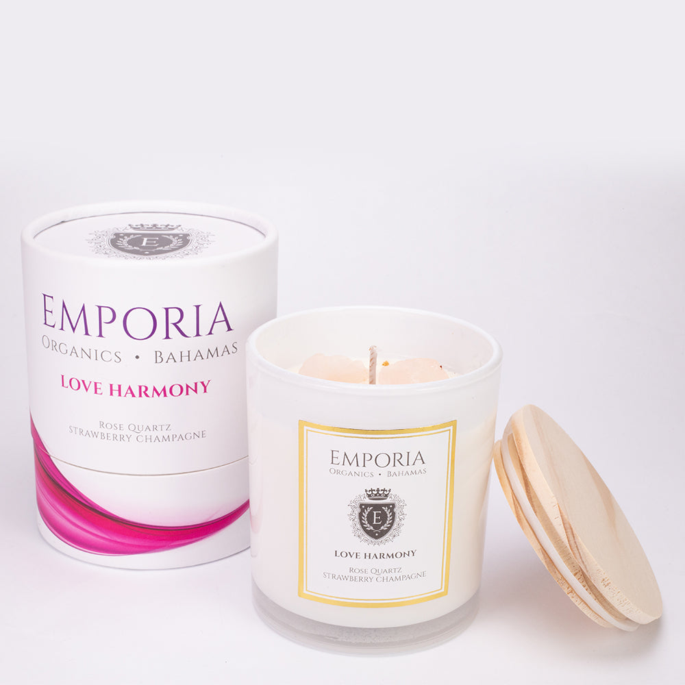 Lumânare de Sticlă Emporia Organics: Bahamas - DRAGOSTE & ARMONIE, cu cuarț roz, aromă de căpșuni și șampanie, 100% ceară de soia, 230 g